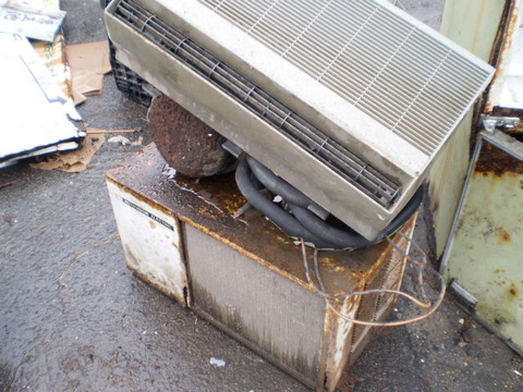 回収したエアコンの室外機