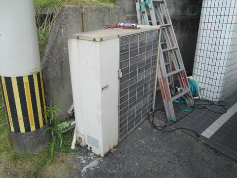 日置市でのエアコン取り外し作業の様子